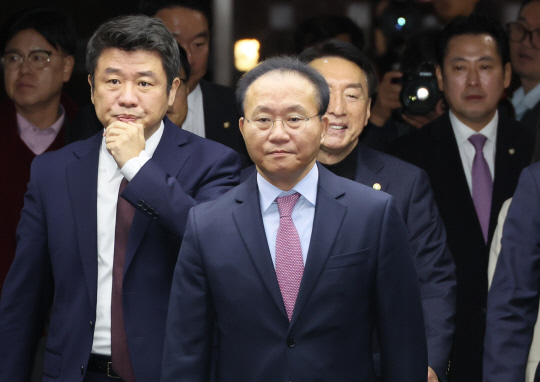 윤재옥 국민의힘 대표 권한대행 겸 원내대표가 지난 12월15일 오전 국회 본청에서 비상의원총회를 주재하기 위해 참석하고 있다.<연합뉴스>